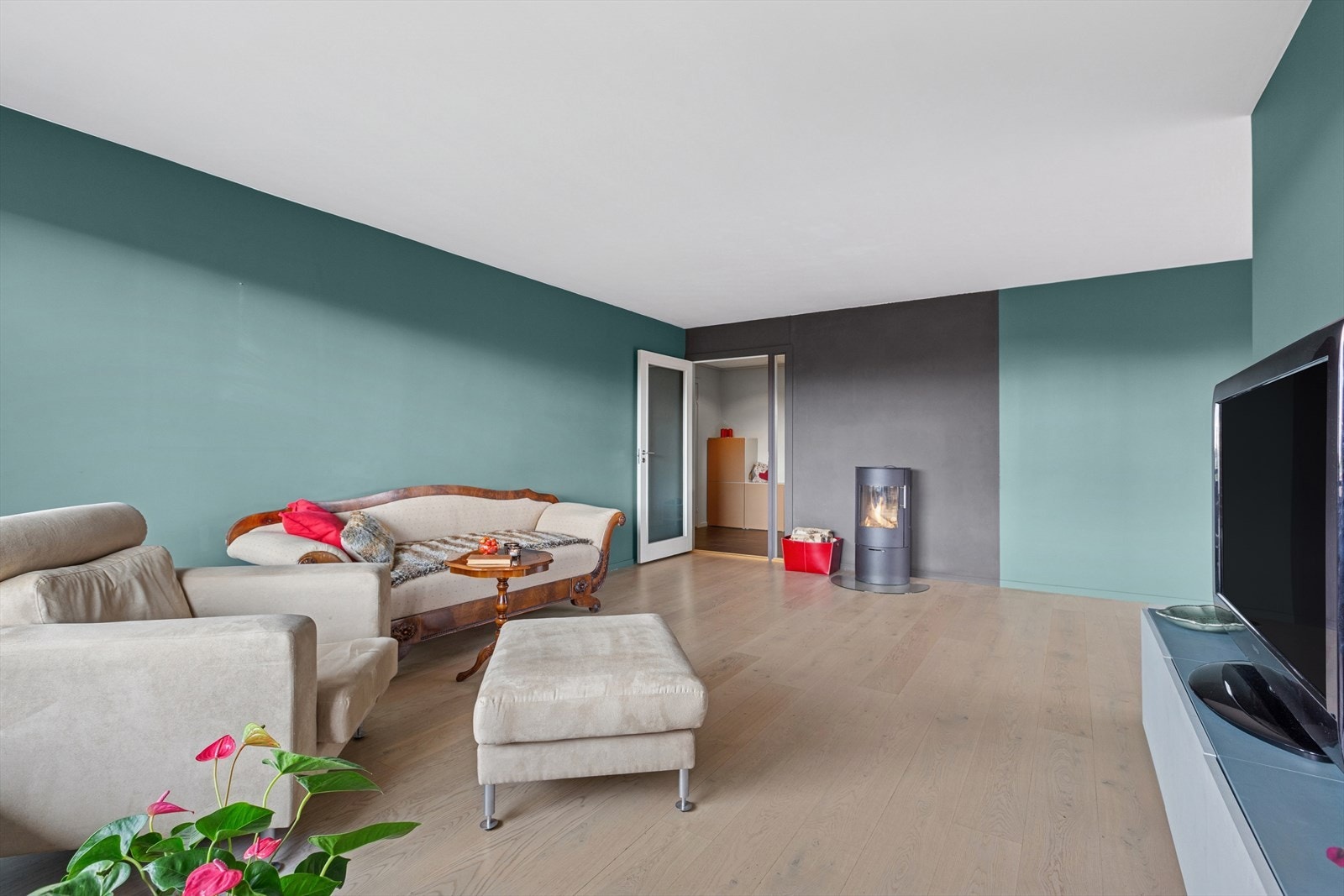 Her er det også montrert vedovn som gir en behagelig oppvarming i vinterhalvåret. Galleribilde