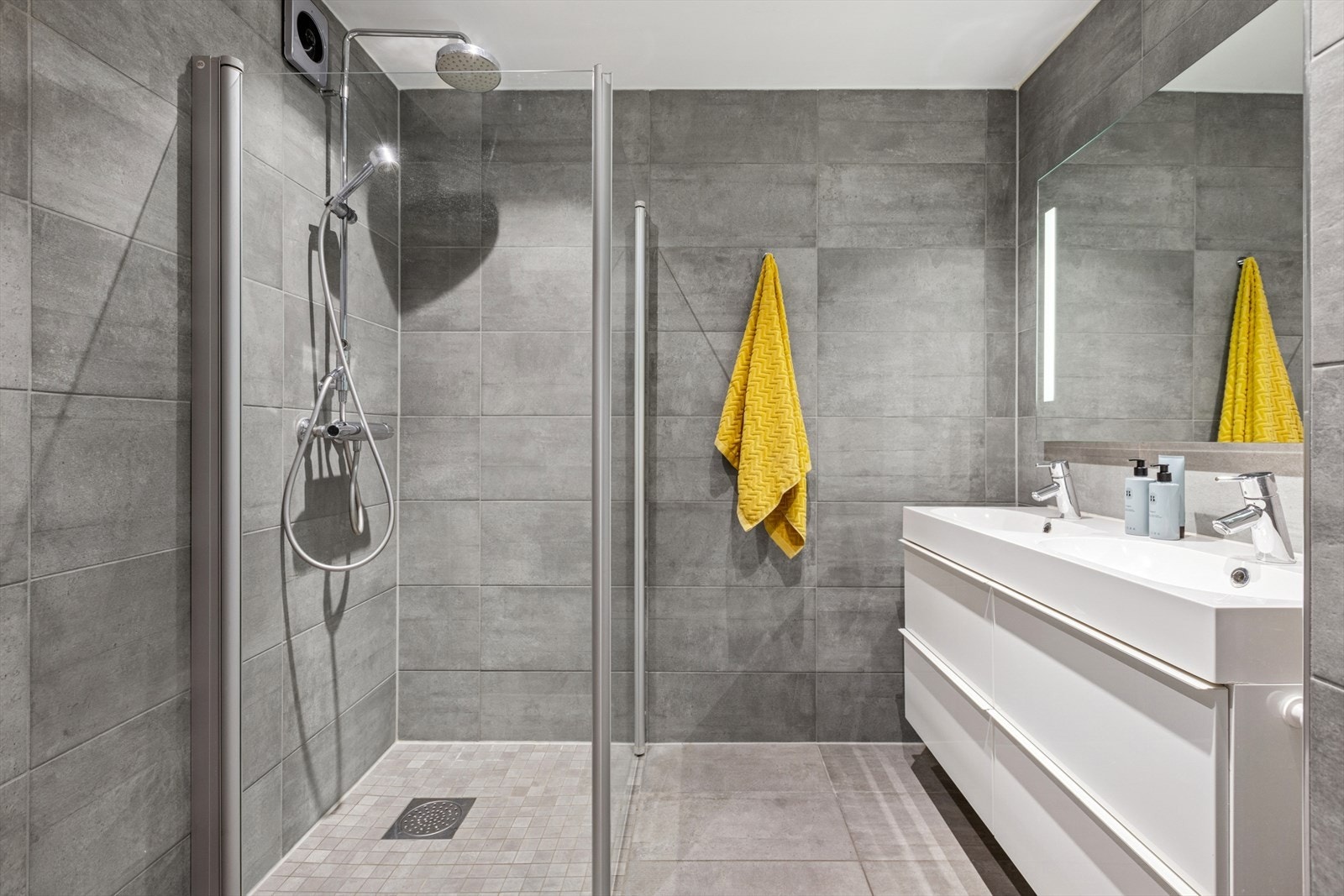 Lekkert flislagt bad med dobbelservant og stor dusjnisje Galleribilde