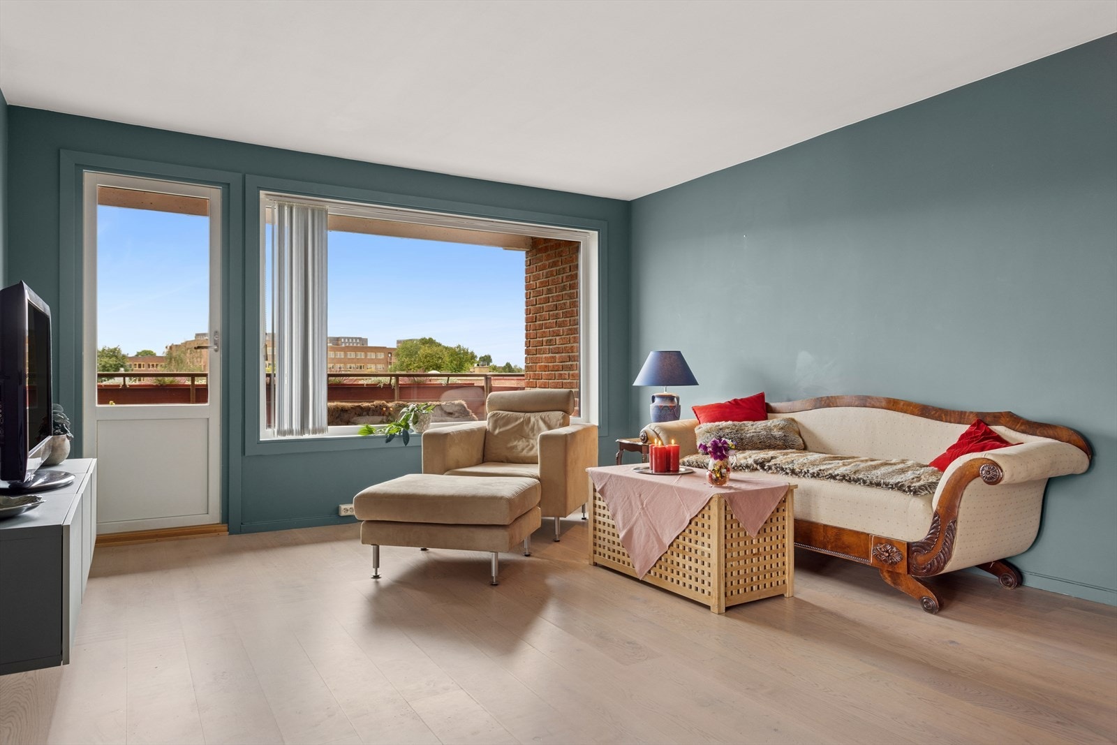 Leiligheten er oppmalt med moderne fargevalg og fremstår særdeles innbydende og delikat Galleribilde