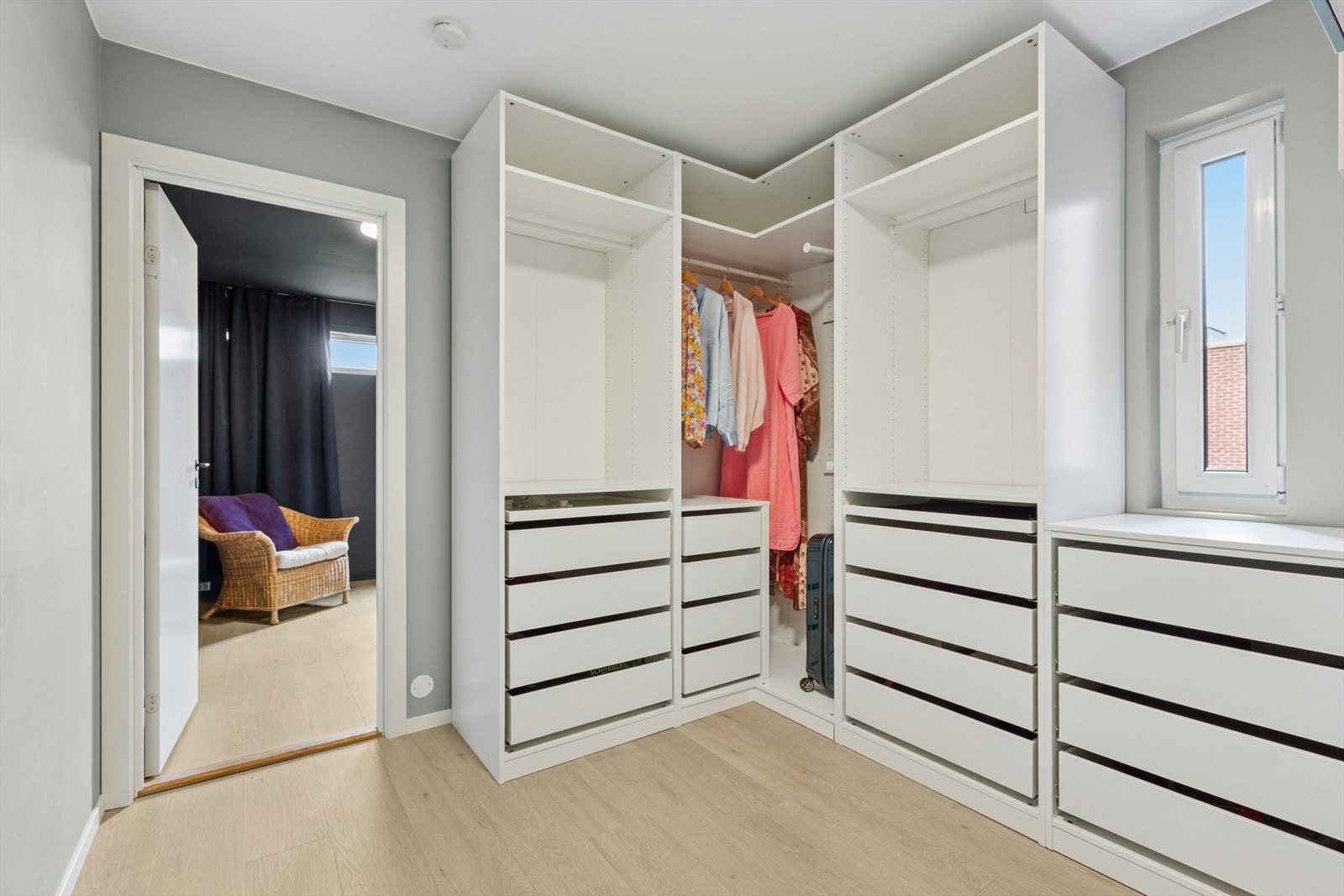 I forkant av soverom 3 er det etablert en romslig walk-in løsning Galleribilde