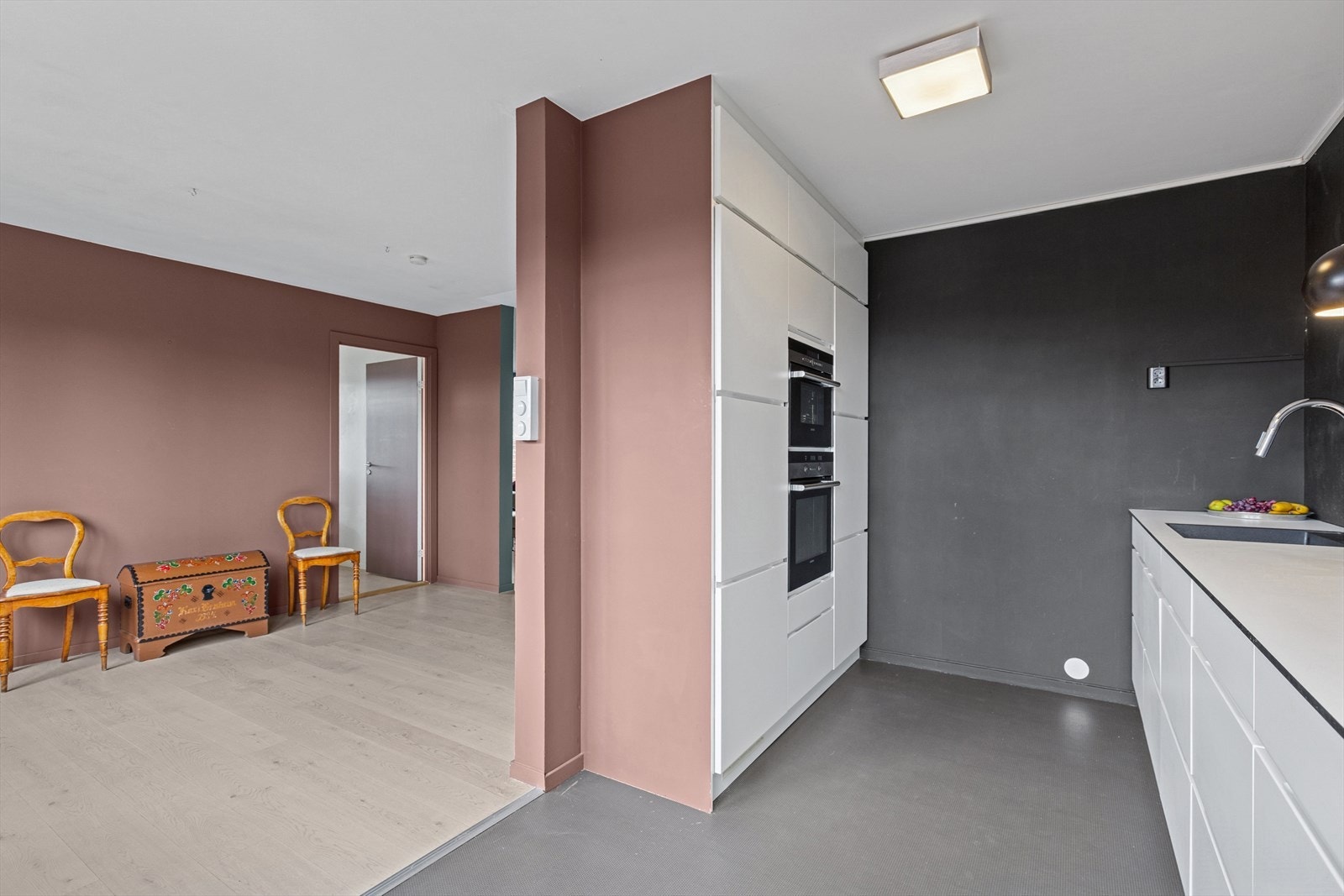 Kjøkkenet ligger delvis skjermet fra stuen og har alle nødvendige hvitevarer integrert Galleribilde