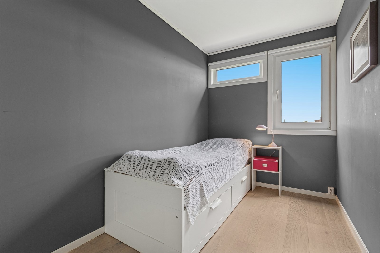 2 av leilighetens 3 soverom ligger vegg i vegg med stuen og er begge oppmålt til 6,9 kvm Galleribilde