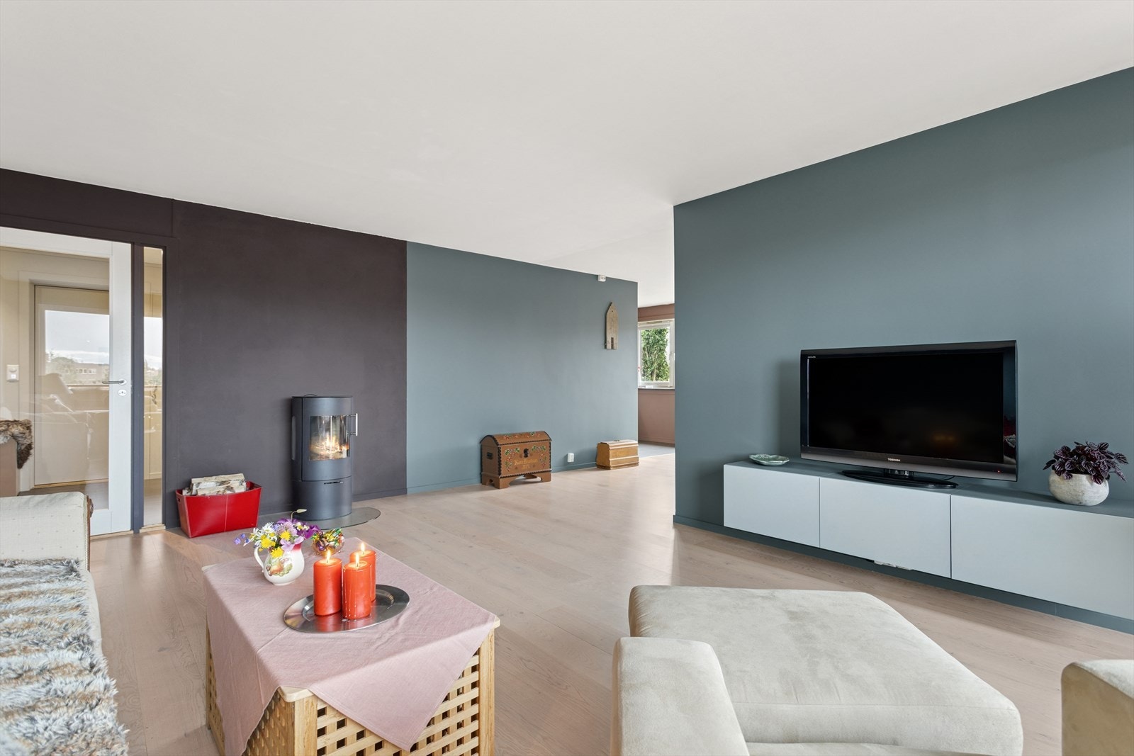 Stuen er oppmålt til hele 36,7 kvm og har god plass til flere sittegrupper Galleribilde