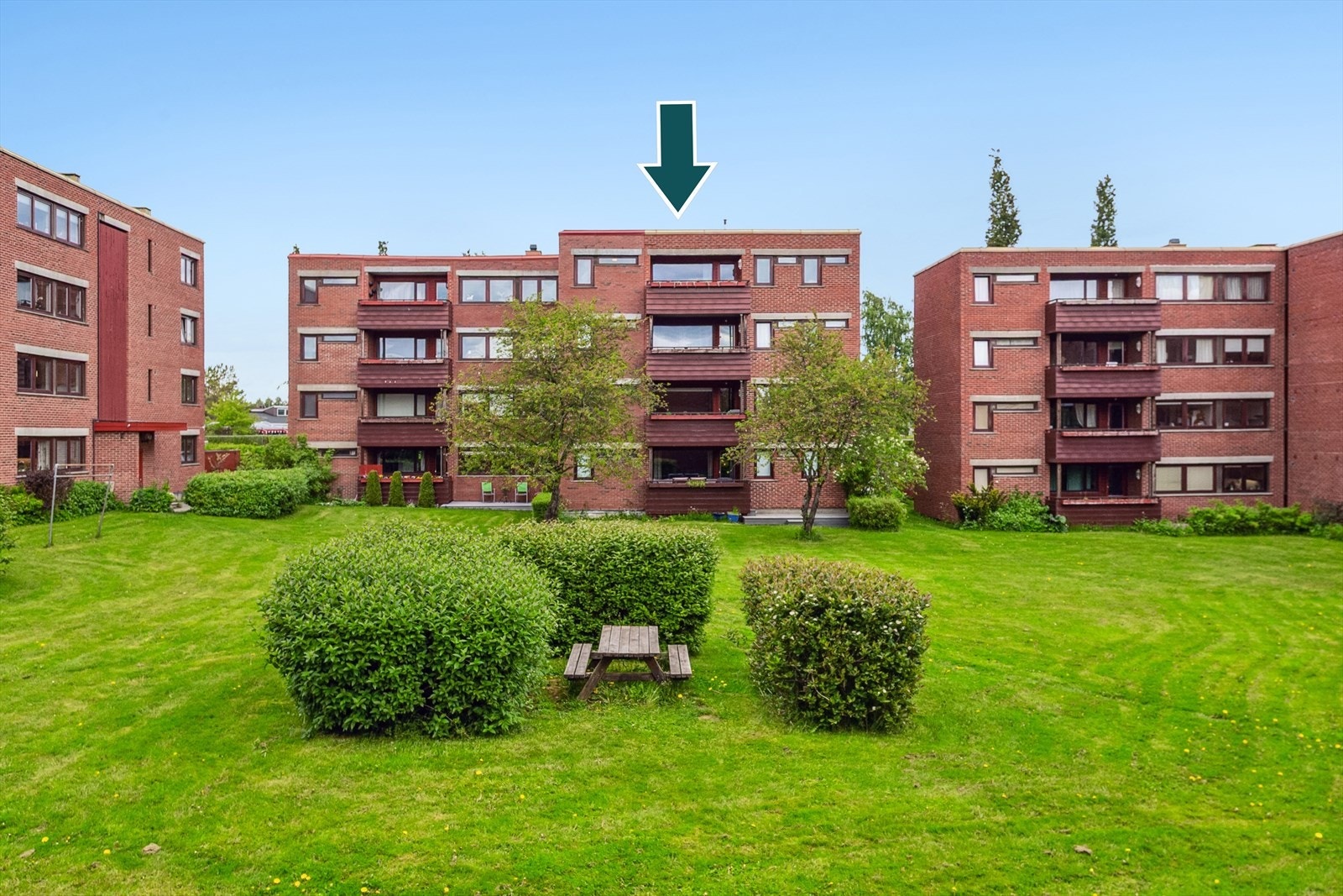 Leiligheten har flott utsyn over en av borettslagets mange grønne lunger Galleribilde