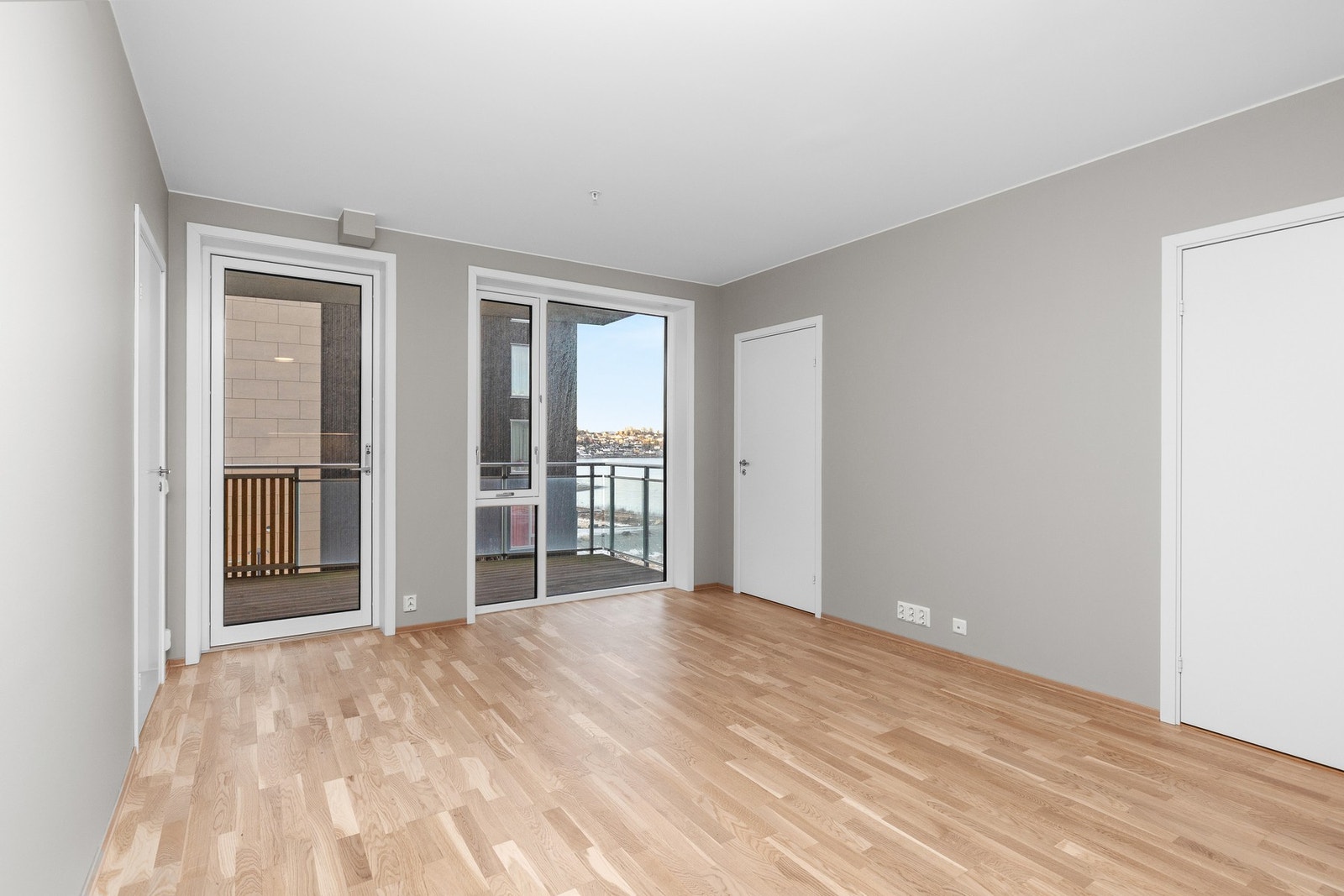 Du har utgang til en solrik terrasse som også byr på ypperlig utsikt! Galleribilde