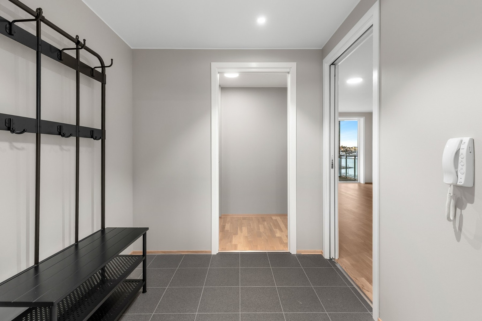 Entreen er på 4,5 kvm og gir deg god plass til jakkeoppheng og skohylle. Galleribilde