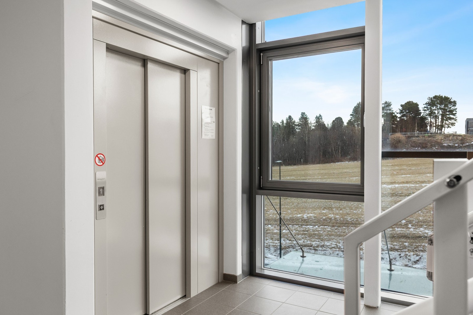 Heis og trapp fra p-kjeller og opp til leiligheten. Galleribilde