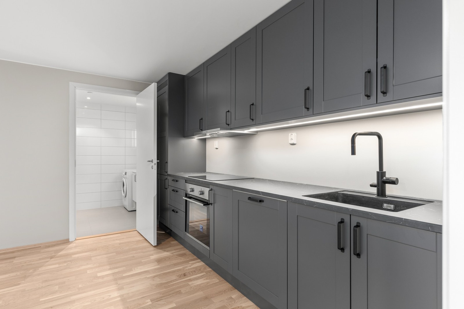 Kjøkkenet er blant annet utstyrt med integrerte hvitevarer som oppvaskmaskin, kjøl/frys, stekeovn og induksjonstopp. Galleribilde