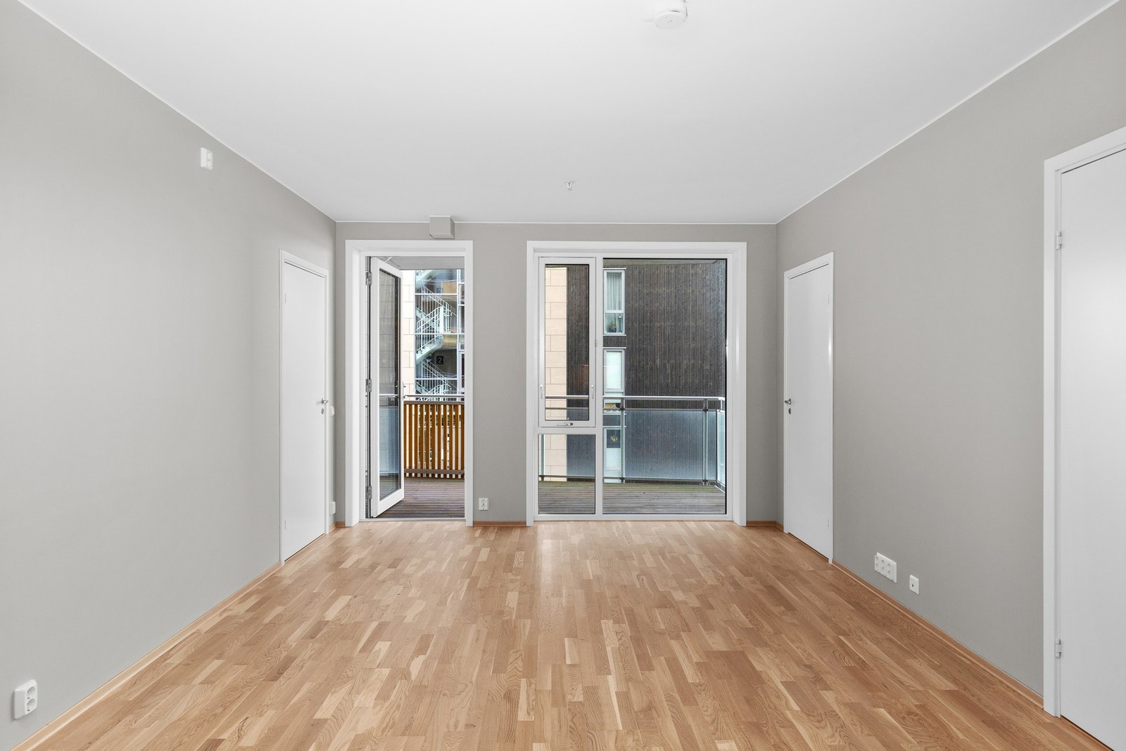 Det er lagt parkett i leiligheten og fjernvarme benyttes som oppvarmingskilde med vannbåren gulvvarme. Galleribilde