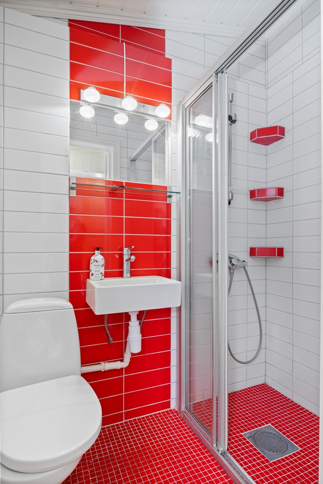 Bad i første etasje - pusset opp i 2007 Galleribilde