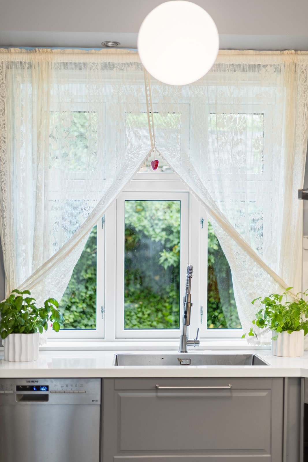 Integrert komfyr, platetopp og kjøleskap, underbygget oppvaskmaskin og frittstående fryseskap Galleribilde