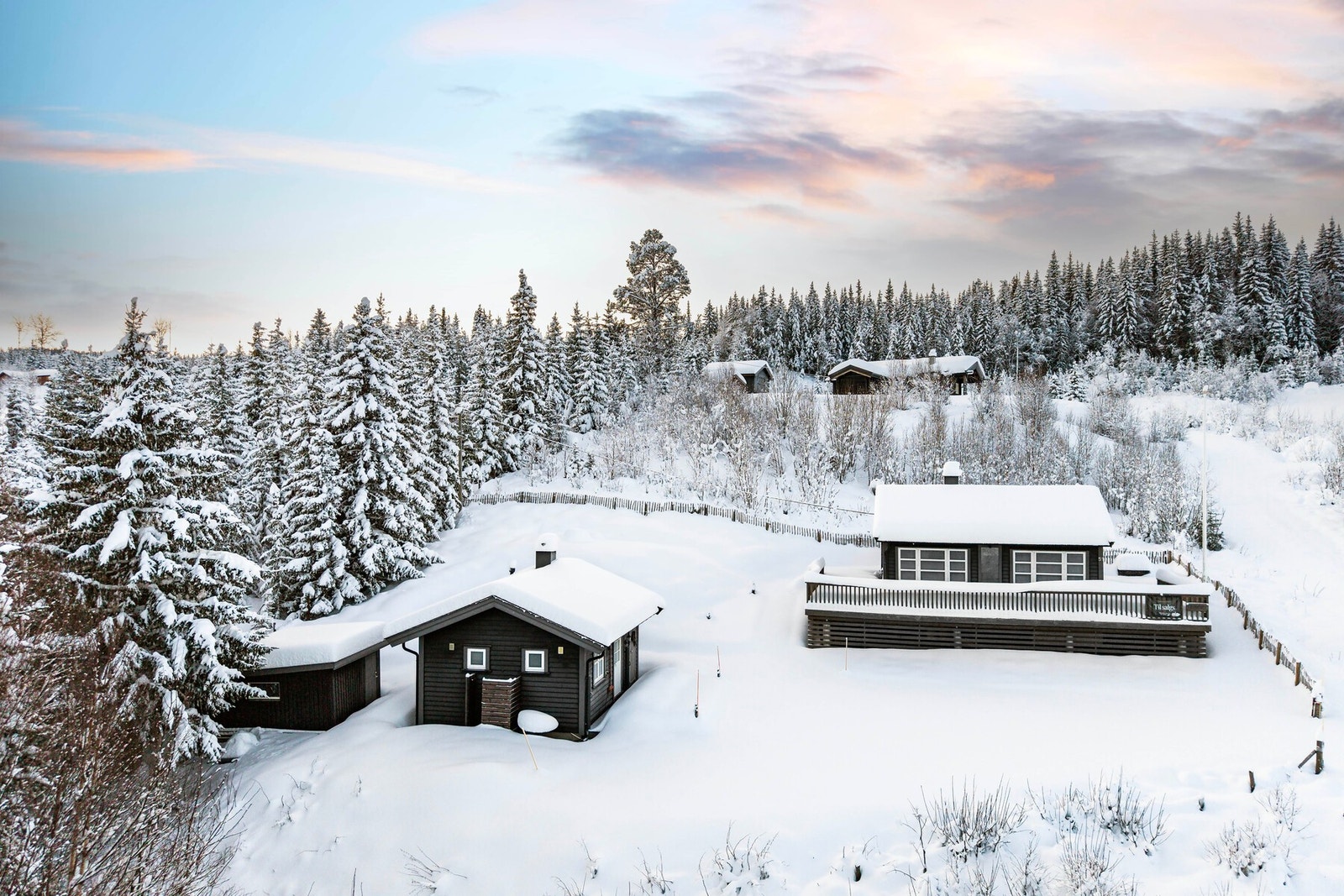 Flott eiendom med hytte, anneks og utvendig bod. Galleribilde