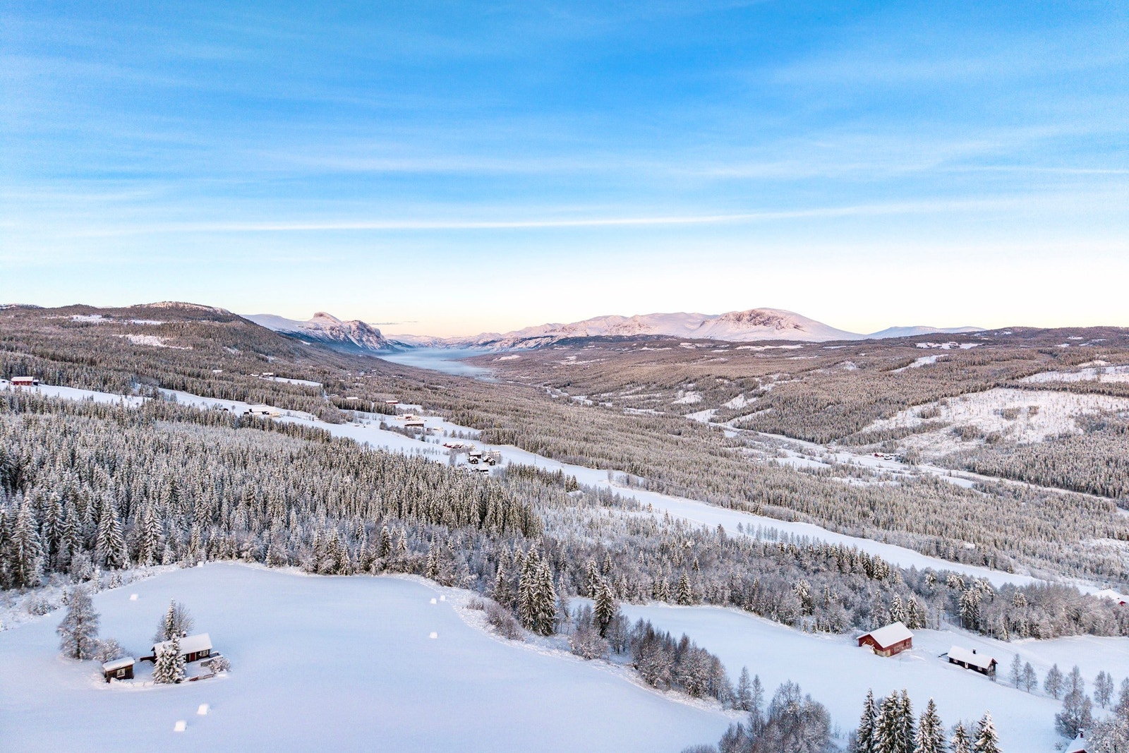 Idyllisk utsikt som snødekkede fjell. Galleribilde