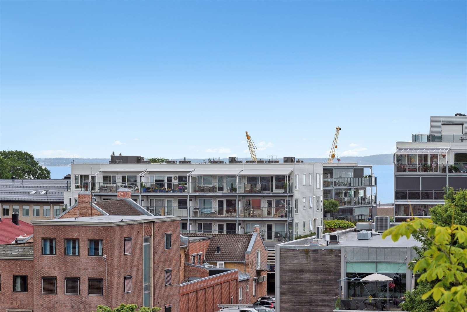 Utsiktsbilde fra stuen hvor en har et flott overblikk over Horten sentrum, hvor en kan skimte fjorden i bakgrunnen. Galleribilde