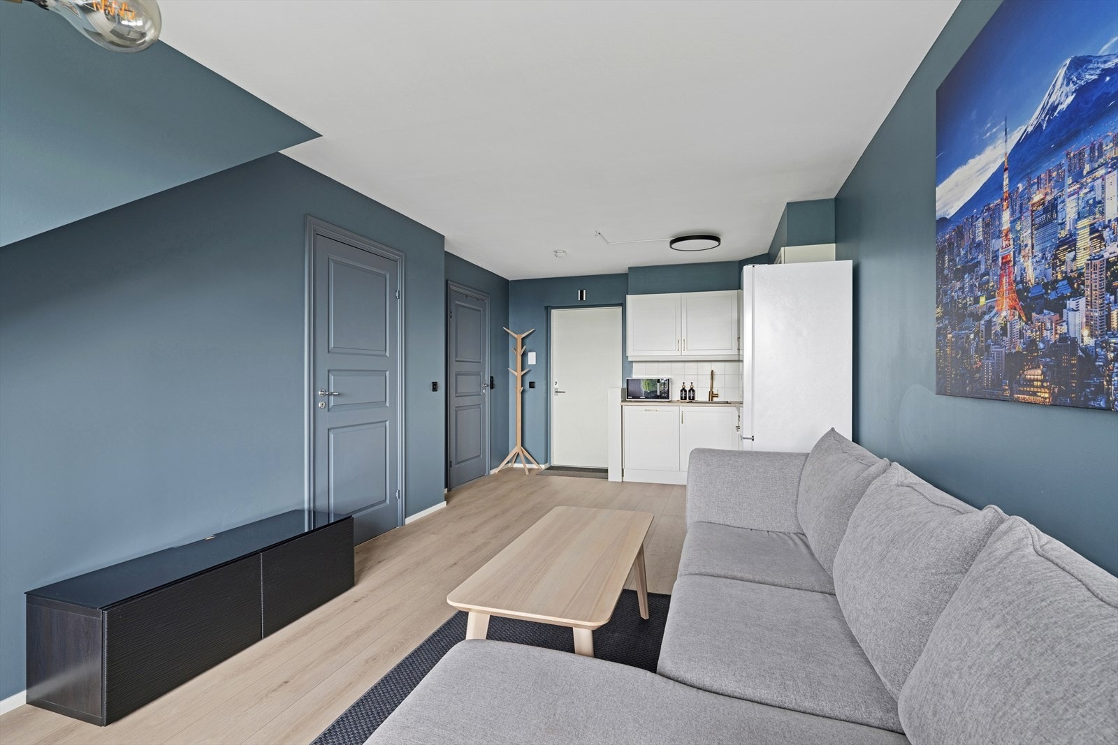 Rommet er malt i en fin blåtone. Galleribilde