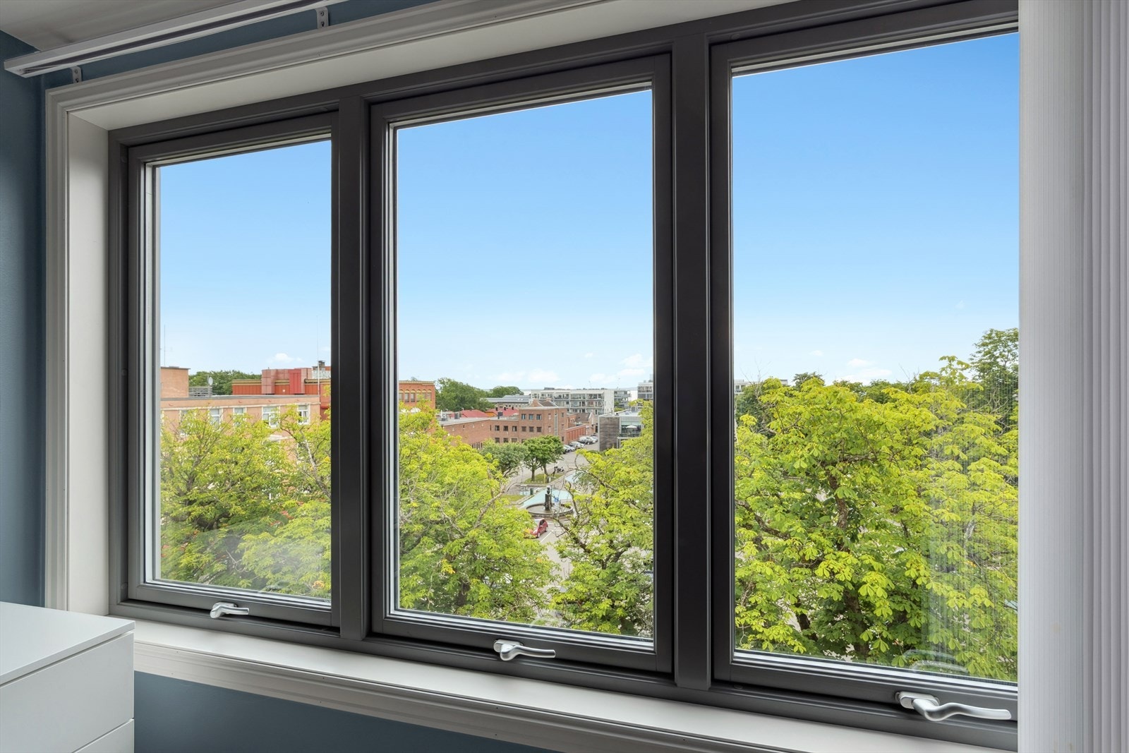 Herlig utsikt mot torget fra stuevinduene. Galleribilde