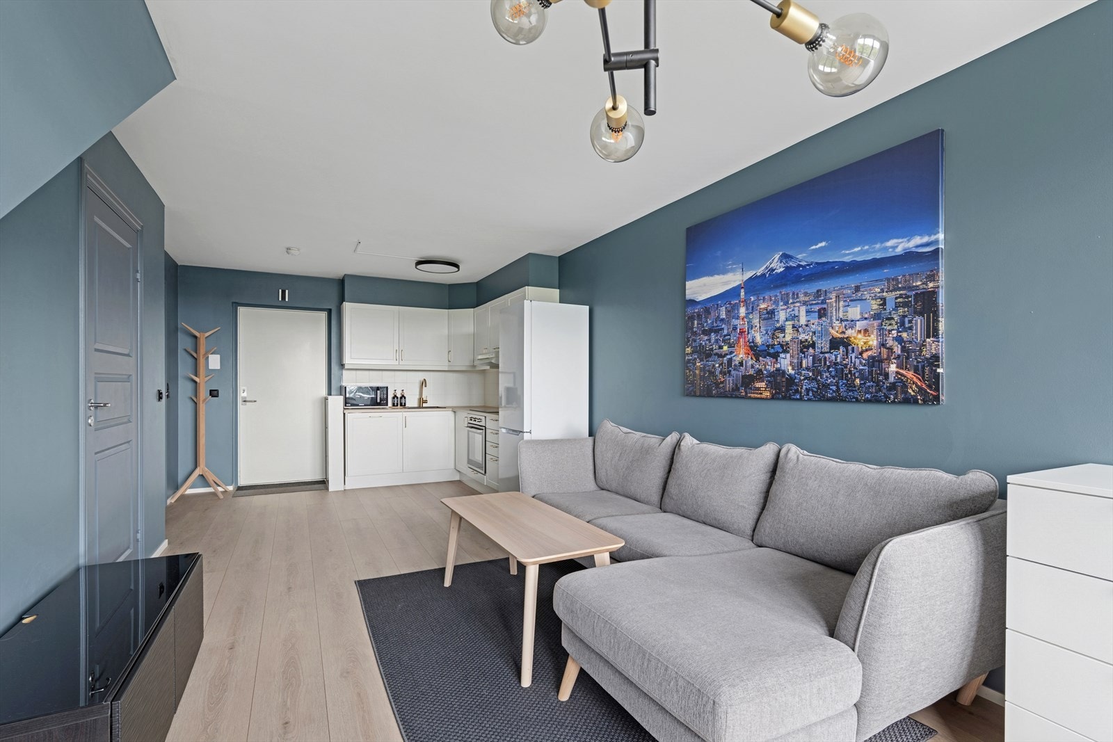 Stuen og kjøkkenet er samlet i en åpen og sosial løsning. Galleribilde