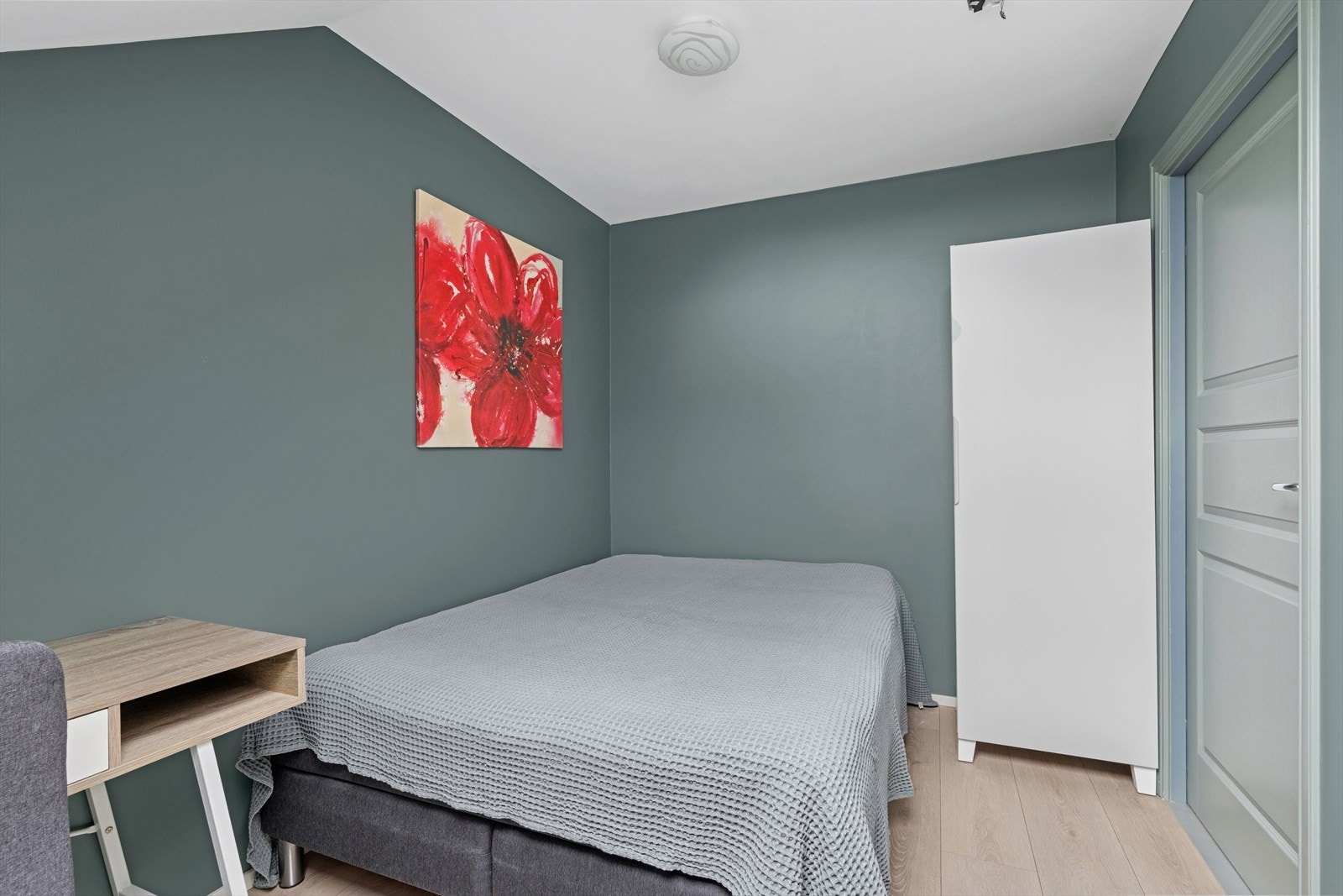 Leiligheten har også et romslig soverom med plass til dobbeltseng, garderobe og skrivebord. Galleribilde