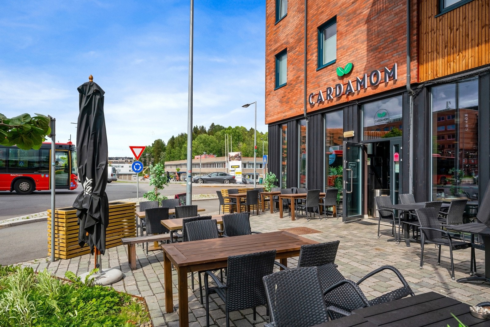 Rett i nærheten ligger Triaden kjøpesenter og Metro kjøpesenter. For dagligvarehandel finnes både Rema 1000 Løkenhagen og Extra Triaden i umiddelbar nærhet. Galleribilde