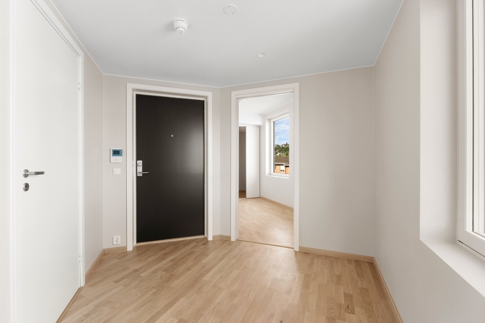 Entréen har god plass til oppheng av yttertøyet, og man kan enkelt etablere garderobeskap. Galleribilde