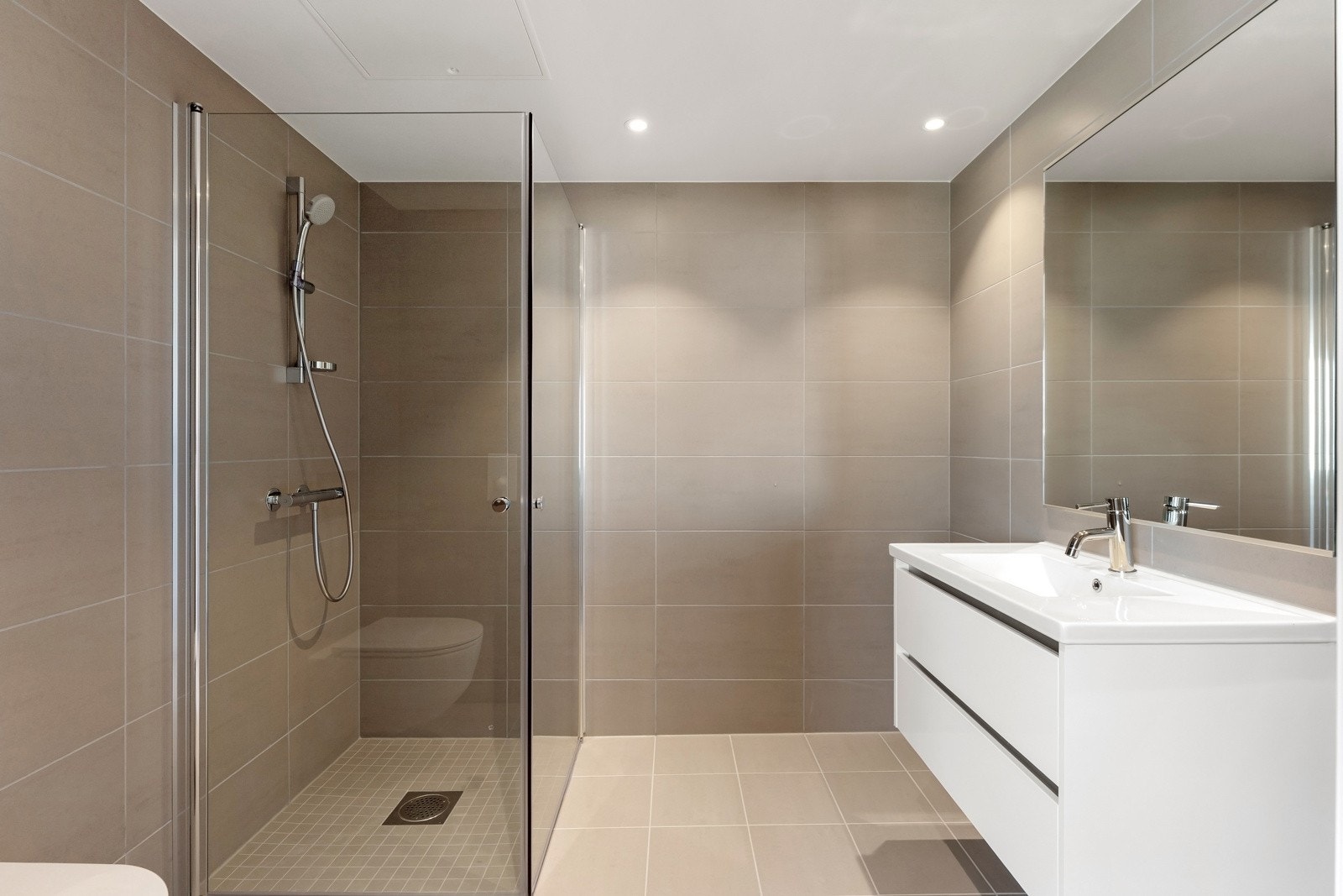 Boligen har et lekkert, flislagt bad fra byggeåret som er svært romslig. Galleribilde