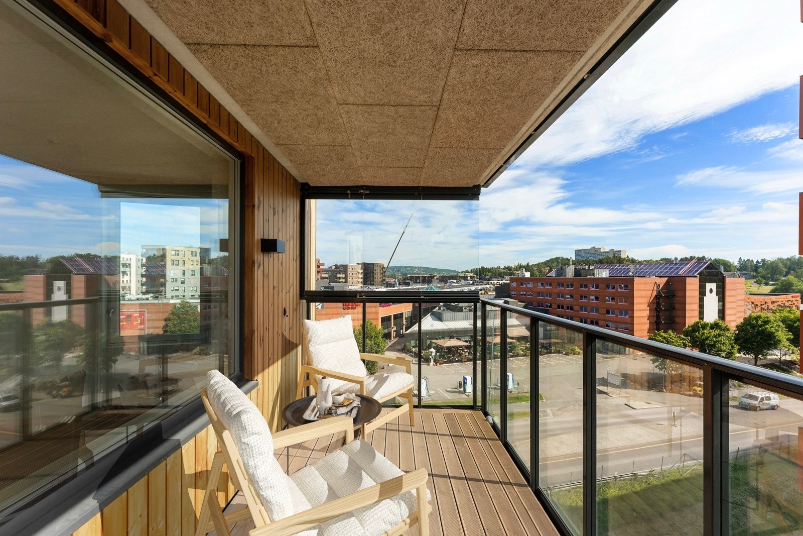 Fra stuen kan du tre direkte ut på en romslig balkong med flott utsikt. Her er det god plass til utemøbler, og balkongen blir en herlig forlengelse av stuen på varme sommerdager. Bildet er virtuelt møblert. Galleribilde