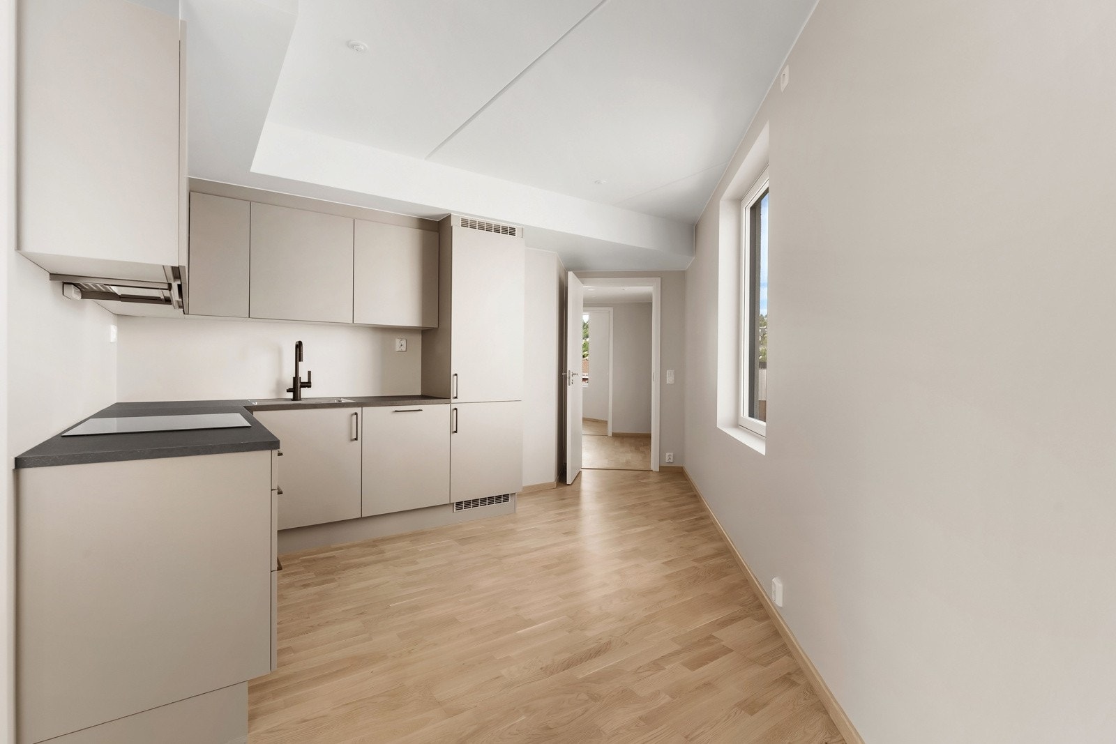 Integrerte hvitevarer som induksjonsovn med platetopp, kjøl/frys og oppvaskmaskin. Det er avtrekk fra ventilator via balansert ventilasjonsanlegg. Galleribilde