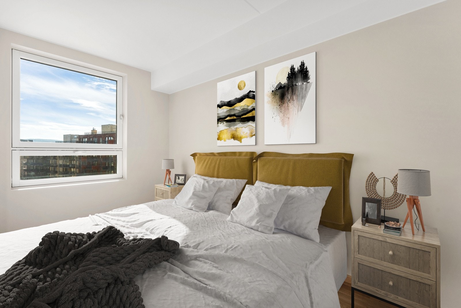 Hovedsoverommet er av god størrelse med plass til dobbeltseng og nattbord. Bildet er virtuelt møblert. Galleribilde