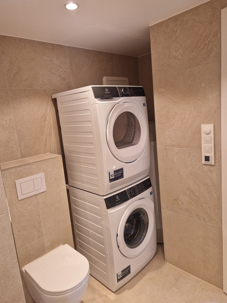 Vaskemaskin og tørketrommel oppe og nede Galleribilde