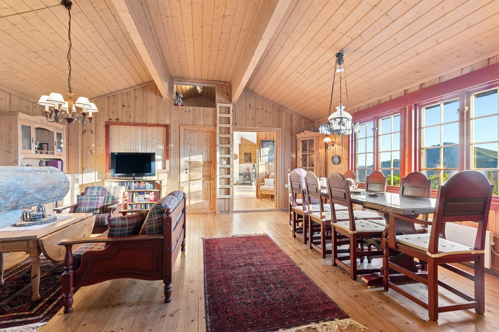 Adkomst til en praktisk hems i stuen. Galleribilde