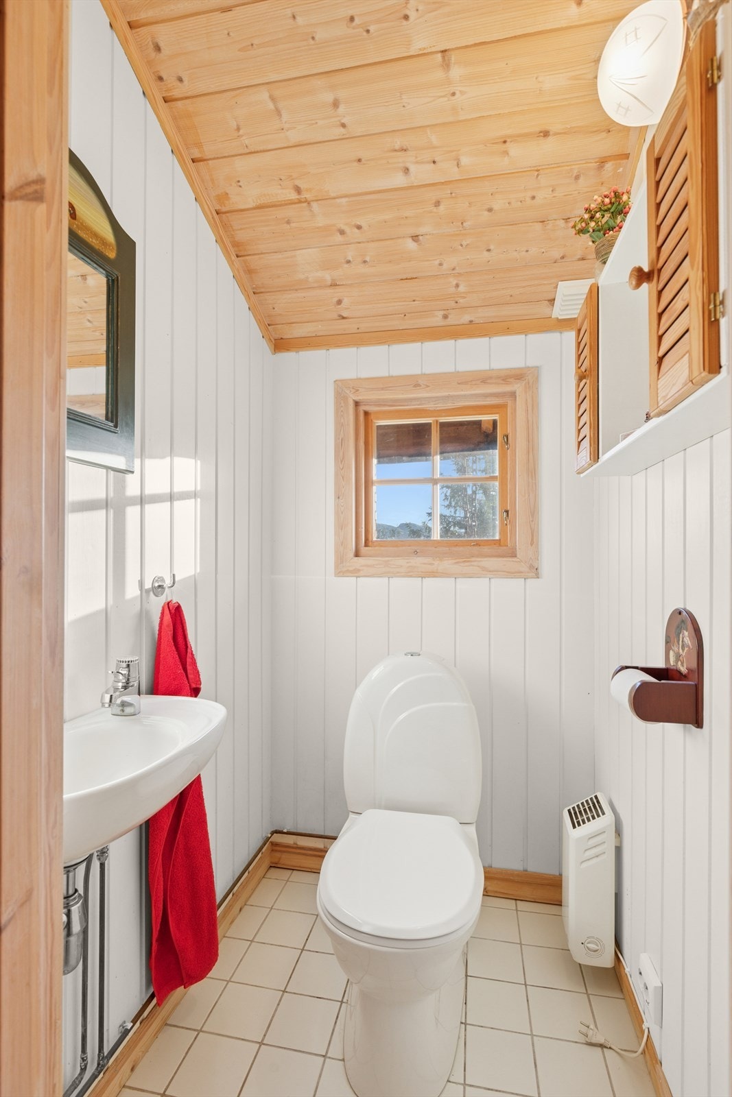 Separat toalettrom med vask, toalett og panelovn. Galleribilde