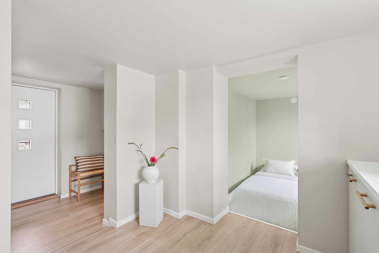 Innvendig er det totalrenovert i 2025 inkludert rør og elektrisk. Her kan du flytte rett inn! Galleribilde