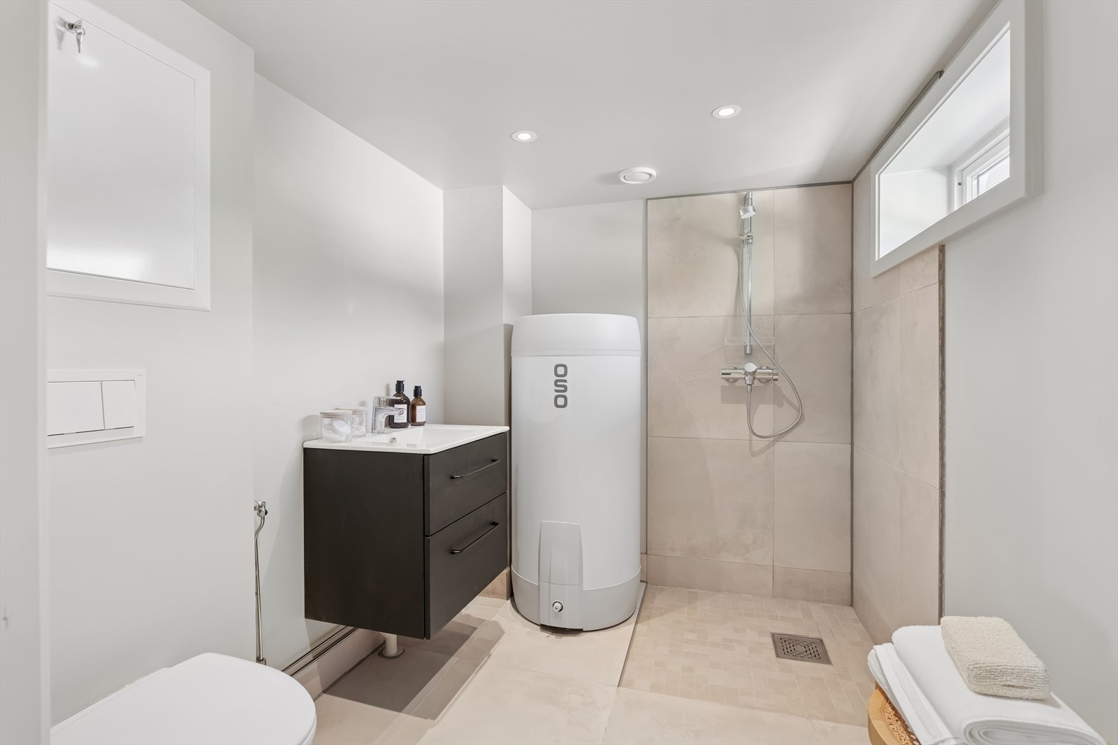 Baderommet er helt nytt, og dusjvegger og speil blir ettermontert. Galleribilde