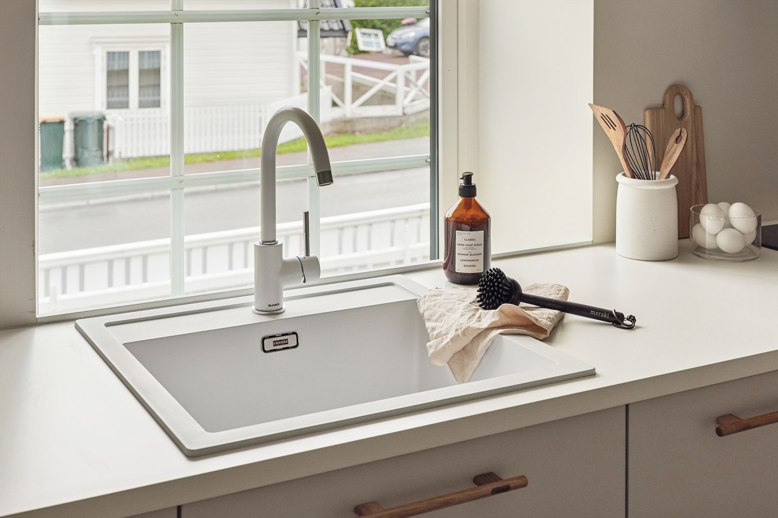 Integrerte hvitevarer som platetopp, stekeovn, oppvaskmaskin og kjøleskap. Galleribilde