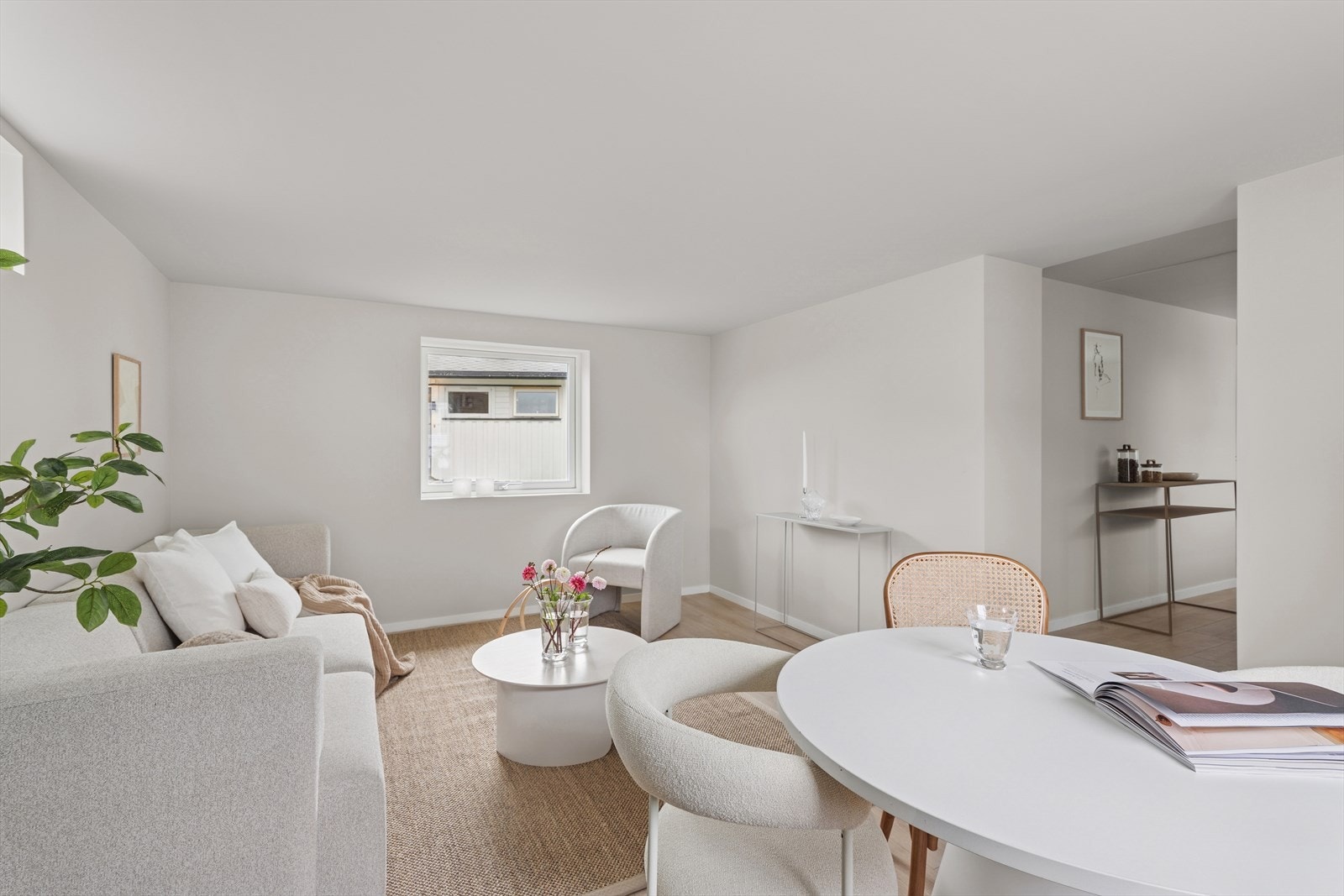 I stuen er det plass til både sofakrok og spisegruppe. Galleribilde