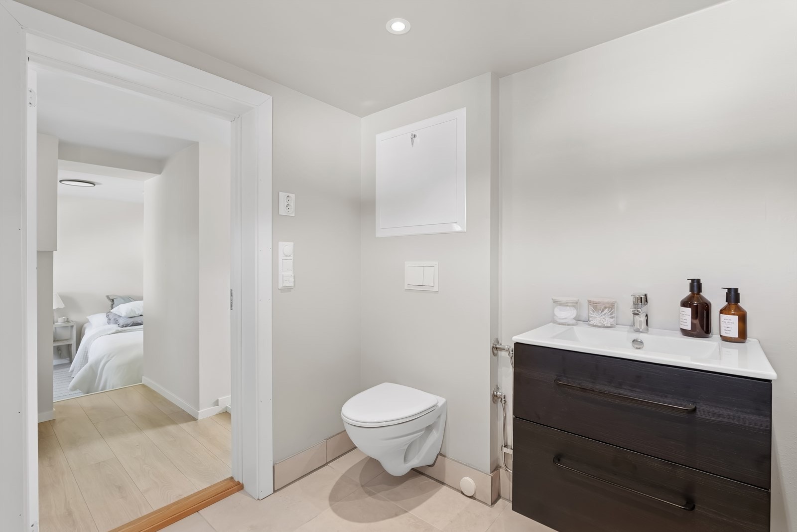 Nytt bad med varmekabler og fliser på gulv. Galleribilde