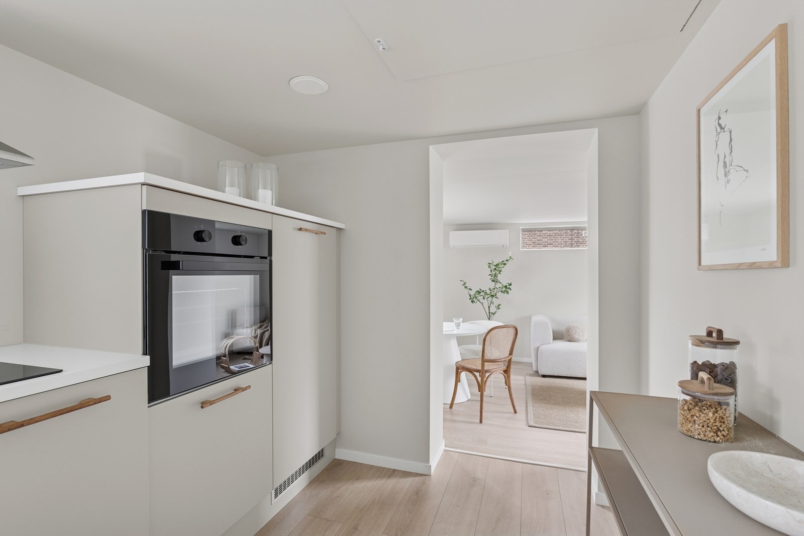 På kjøkkenet er det via nedtrekkbar loftstrapp adkomst til stort loft. Galleribilde