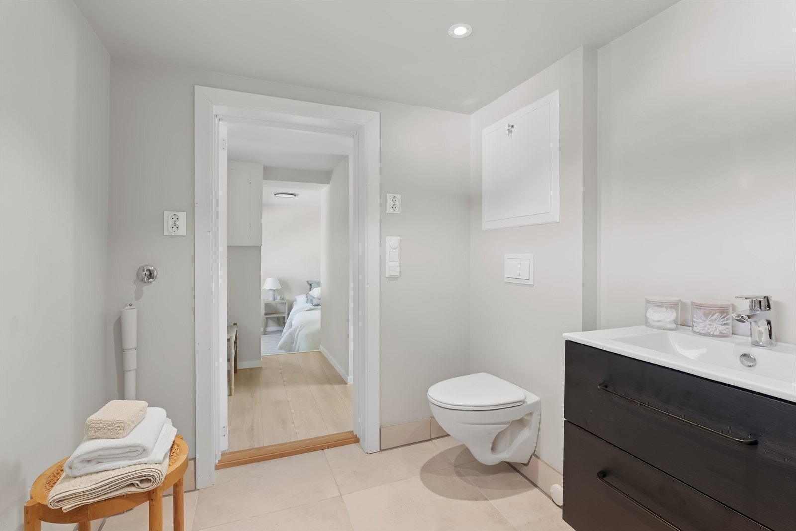 Bad, speil og dusjvegger blir montert Galleribilde