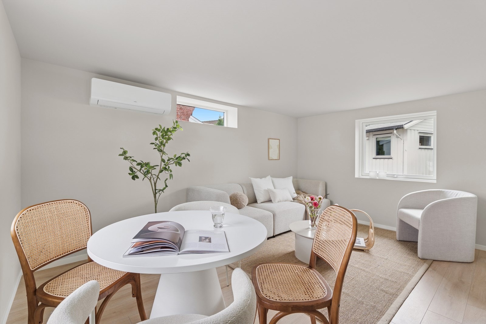 Det er sjøgløtt fra vindu i både stue og kjøkken. Galleribilde