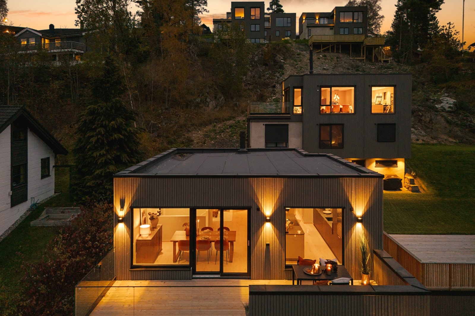 Arkitektonisk stilig bolig med tidløst uttrykk og flotte lyssettinger. Galleribilde