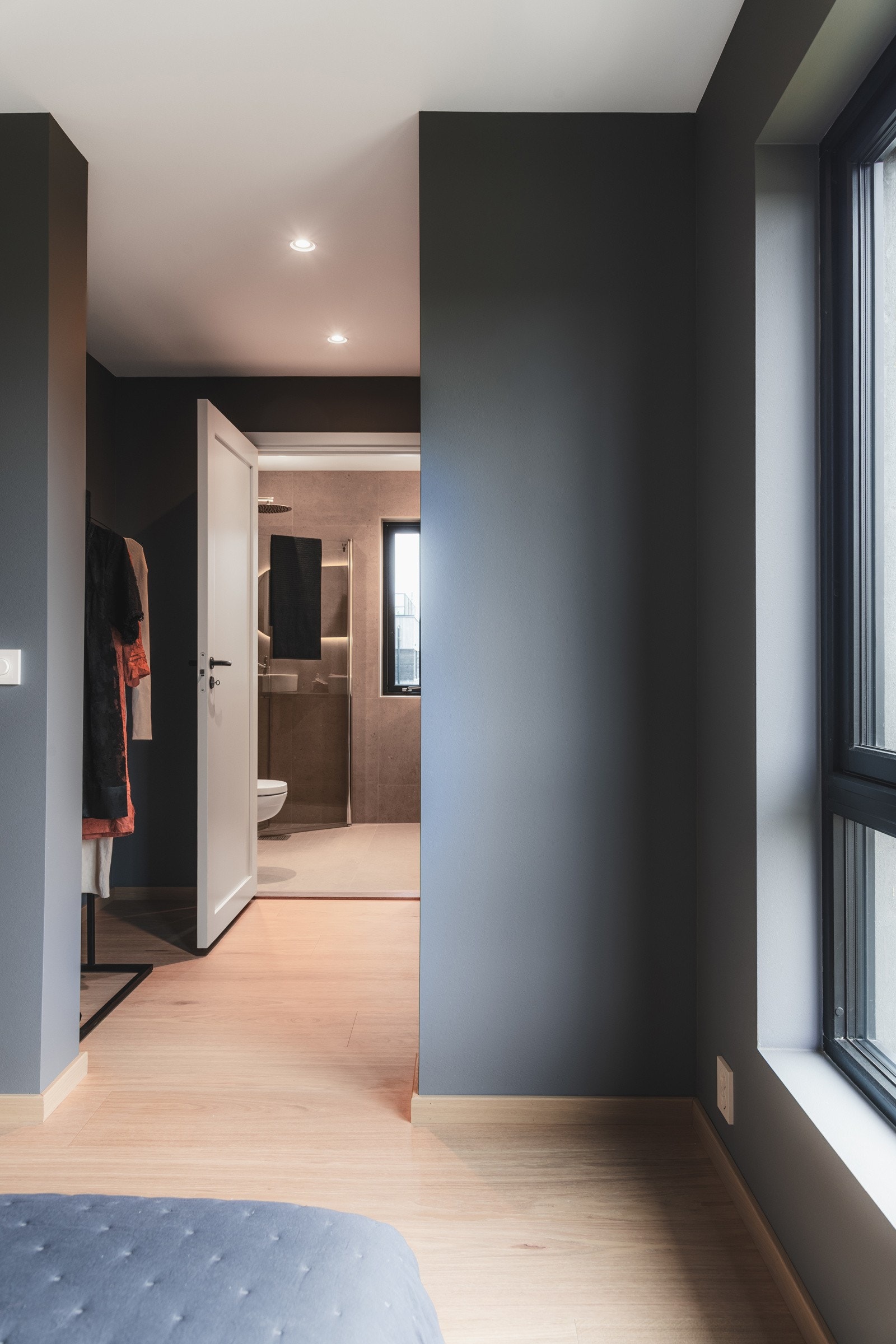 Hovedsoverom med walk-in og eget bad i tilknytning som gjør voksenavdelingen til en komplett en-suite løsning. Galleribilde