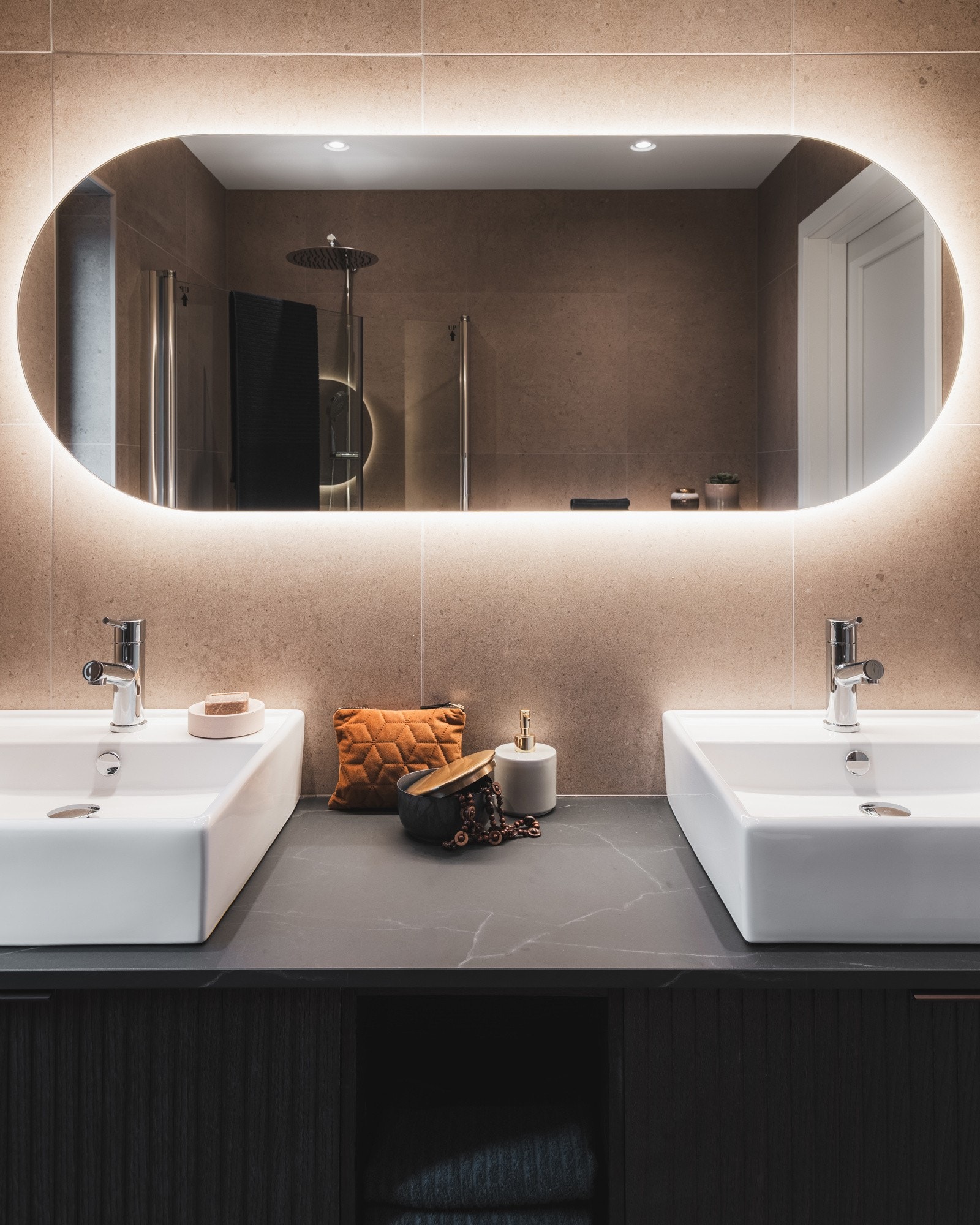 Dobbel servantløsning og gjennomført design. Innredredningen er fra Kvik og har samme profilerte fronter som på kjøkkenet. Galleribilde