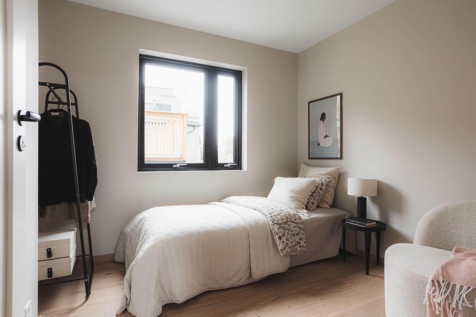 Komfortabelt soverom med fine farger og god planløsning. Rommet kan også benyttes som et hjemmekontor. Galleribilde