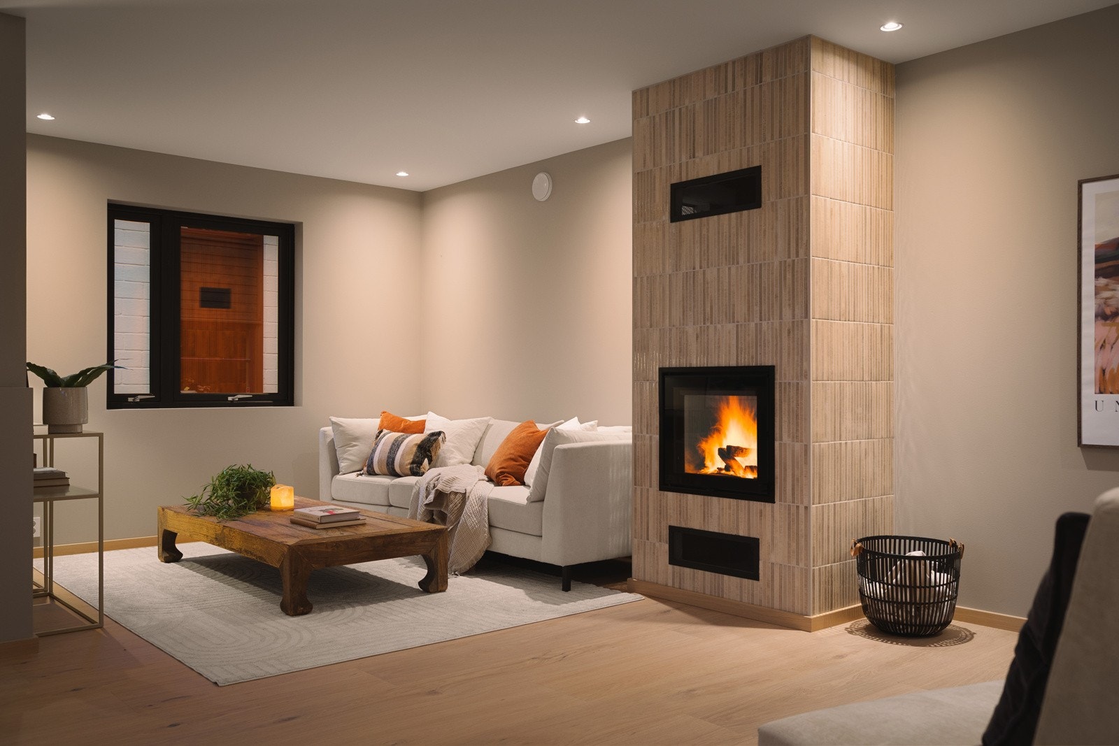 Gjennomført stue med dempede toner og elegant belysning Det er avsatt plass til sittegrupper på begge sider av peisen. Her kan du få en enorm sittegruppe. Galleribilde