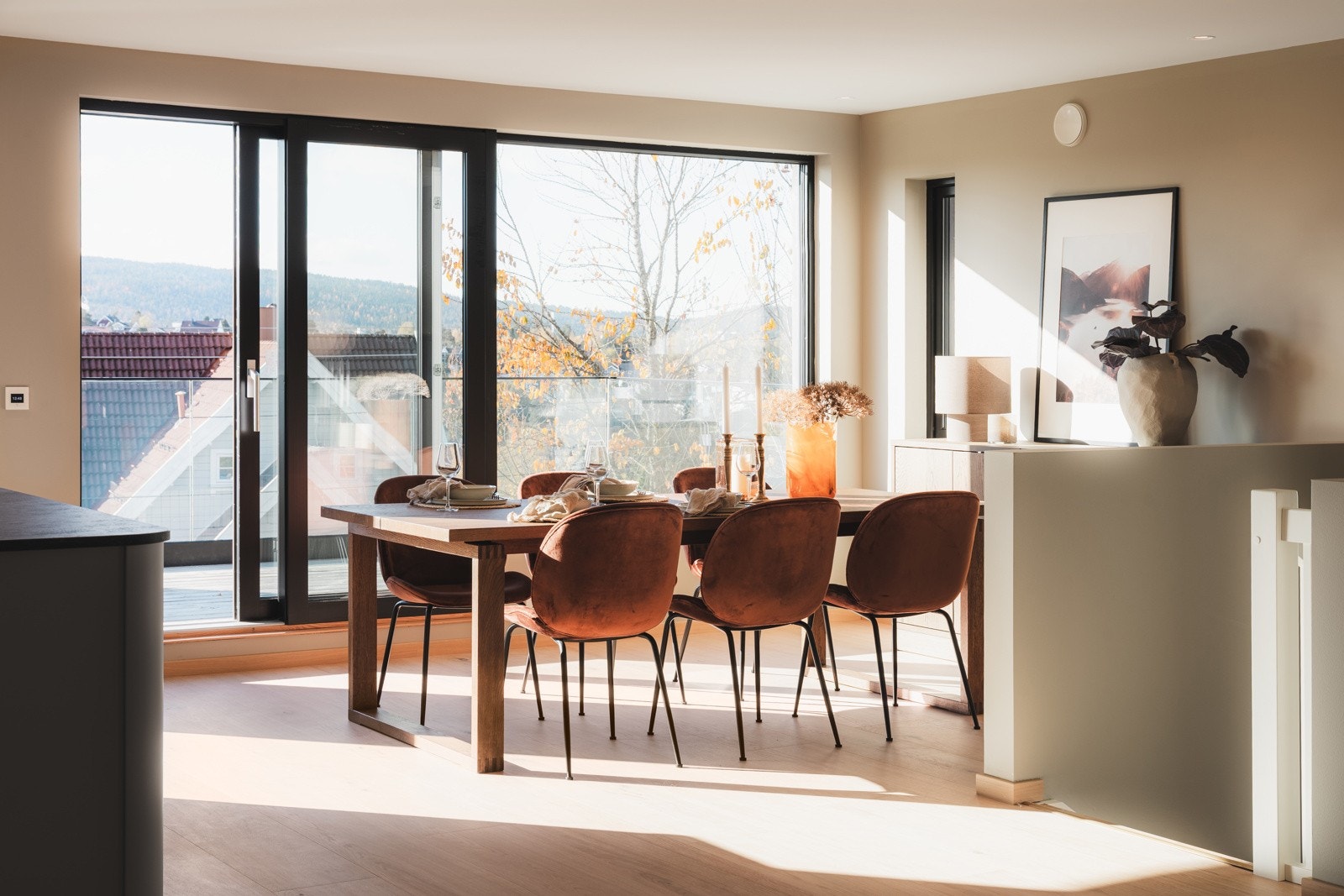 Lyst og trivelig spiseområde med direkte utgang til solrik takterrasse. Galleribilde