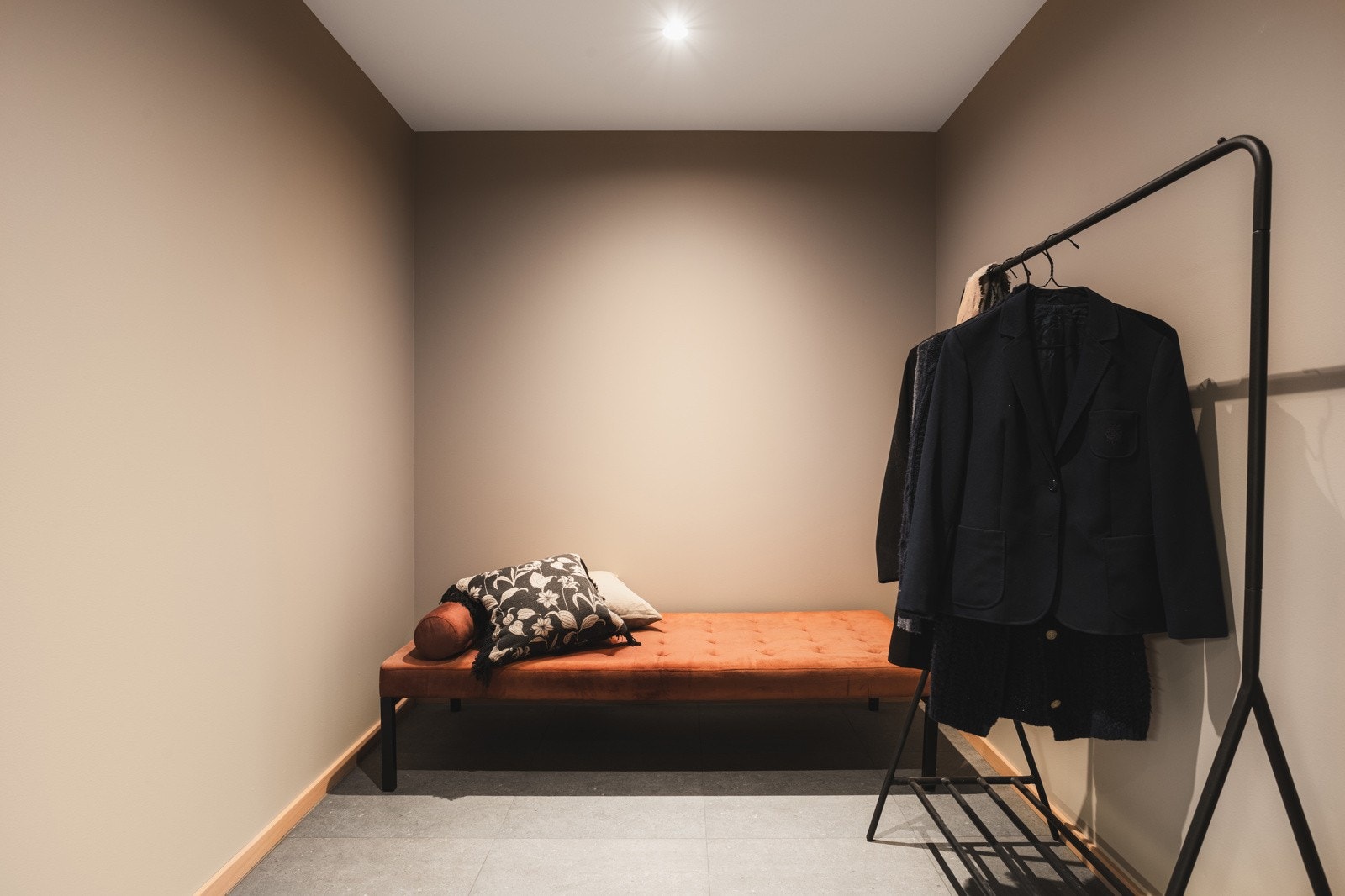 Garderoberommet i tilknytning til inngangspartiet har godt med garderobemuligheter. Galleribilde