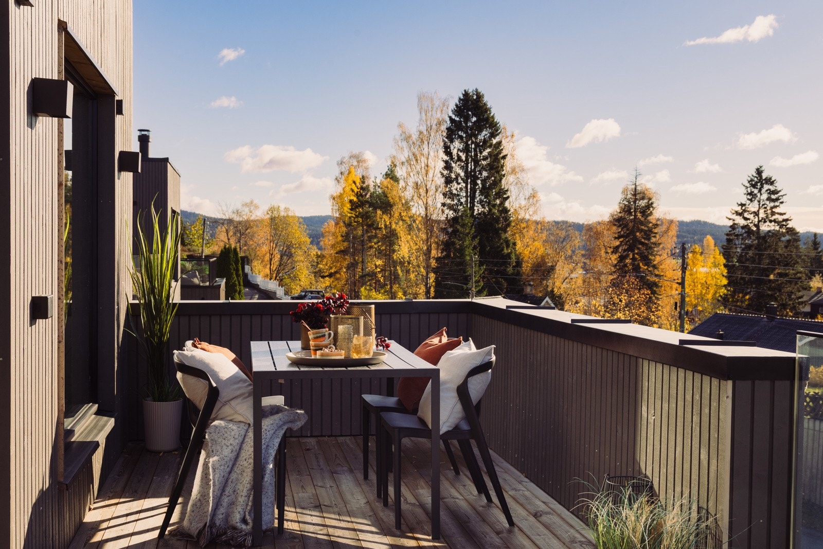 Fyr opp grillen og inviter til fest. Her kan du nyte sommeren med sol fra morgen til kveld. Galleribilde