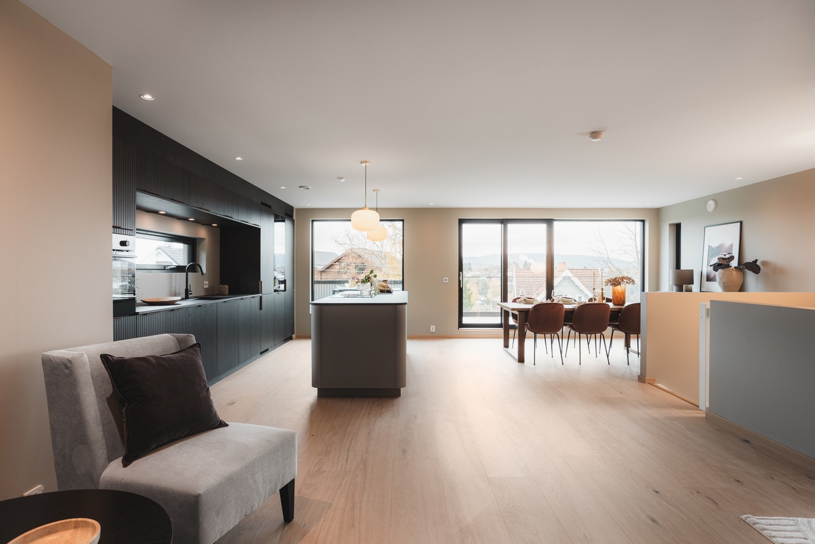 Åpen og harmonisk planløsning med naturlig flyt mellom kjøkken, stue og spiseplass. Etasjen har en veldig fleksibel møbleringsmulighet. Du kan enkelt bytte om sofaen og spiseplassen for å tilpasse ditt behov. Galleribilde