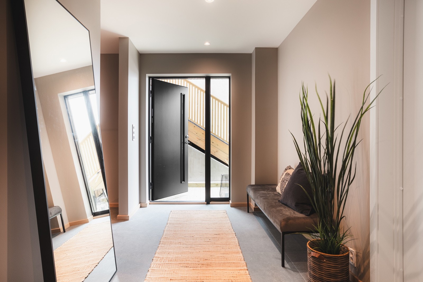 Romslig entré med plass til garderobe og praktisk adkomst fra gårdsplassen. Det er 60x60 fliser og varmekabler i gulvet i hele etasjen bortsett fra i garasjen. Galleribilde