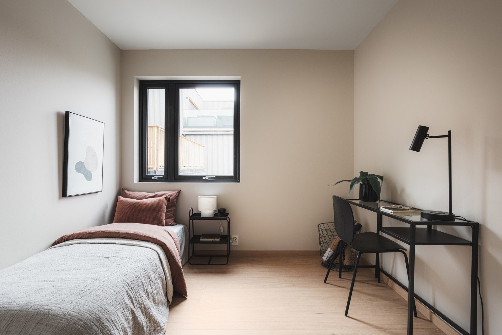 Lyst soverom med plass til seng, skrivebord og garderobe. Galleribilde